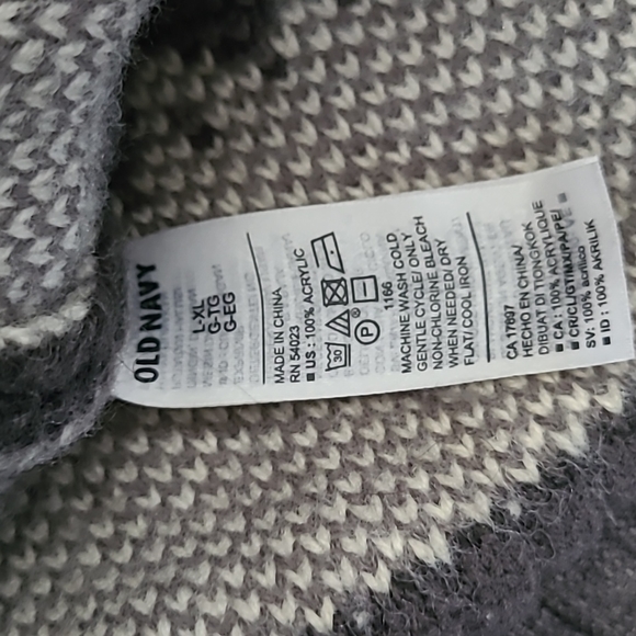 Pom Pom Hat - Picture 3 of 3